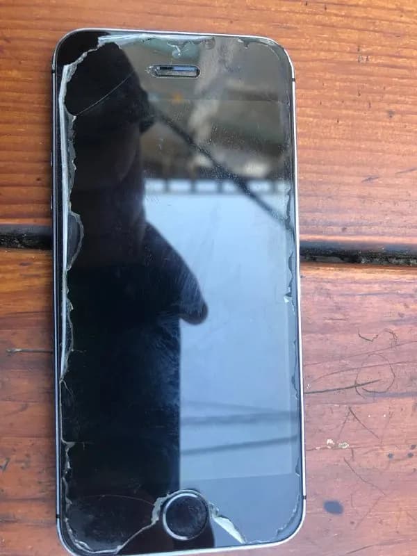 iphone 5s 16Gb в хорошем состоянии все работает и отпечатка пальцев тоже есть пару царапин в целом х — Тбилиси — 140 ₾