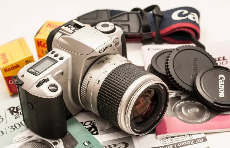 Canon EOS 300 с объективом F-4 5.6 90 mm, и ремнем) в идеальном состоянии, только нужно заменить бат — Тбилиси — 260 ₾