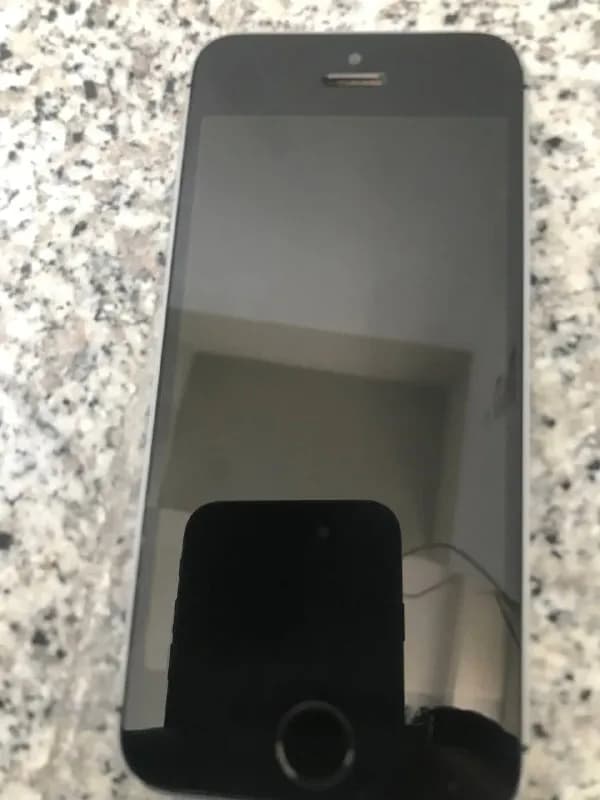 iphone 5s в идеальном состоянии работает отлично и отпечаток пальца тоже есть небольшие царапинки це — Тбилиси — 140 ₾