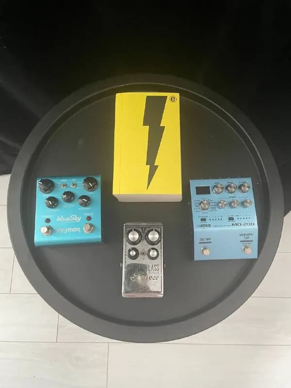 Strymon Blue Sky — 620 GEL // Boss MD200 (не горит, но работает кнопка) — 620 GEL // Looking Glass O — Тбилиси — 620 ₾