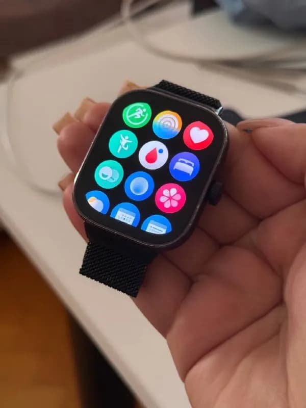 Redmi Watch 4. Технически всё 10/10, батарея держит до 3 недель. По корпусу есть потёртости от носки — Батуми — 120 ₾