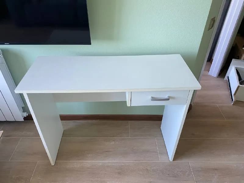 JYSK, размер столешницы 100×40, есть выдвижной ящик. 90 лари — Батуми — 90 ₾