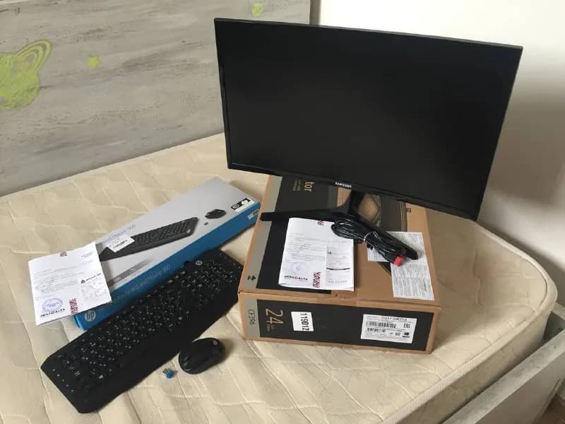 Samsung C24F396FHI (220 лари) и беспроводной набор (клавиатура + мышь) HP Wireless 300rus (50 лари). — Тбилиси — 220 ₾