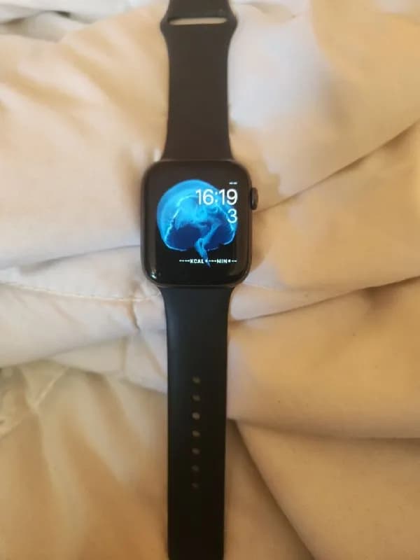 Apple Watch Series 5 (GPS, 44 мм). Часы в отличном состоянии, полностью исправны, ремешок и зарядка — Батуми — 200 ₾