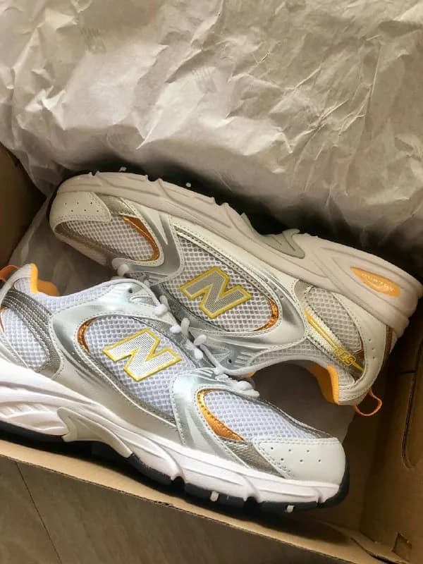 NEW BALANCE 530, заказывала из Великобритании, не подошел размер. Абсолютно новые. Цена 350 лари (це — Тбилиси — 350 ₾