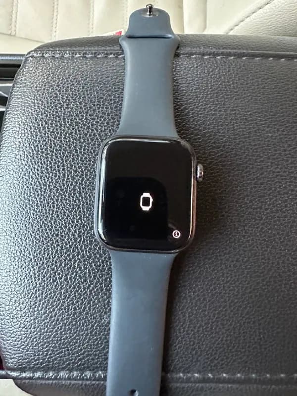 Apple Watch SE без дефектов и изъянов с 2мя ремнями (черный и оранжевый). — Тбилиси — 650 ₾