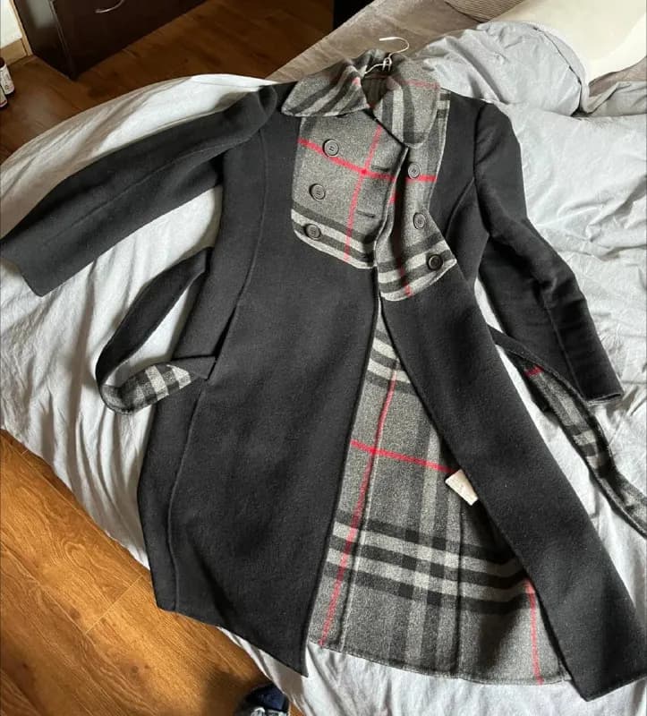 Burberry. Сверху четыре двубортные пуговицы, дальше как халат. Внутри классическая клетка бренда. В — Тбилиси — 150 ₾