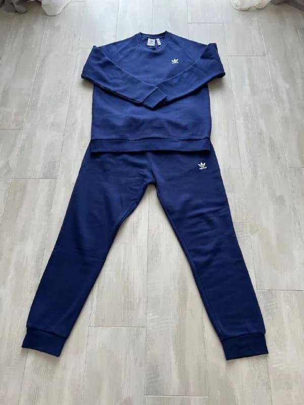 ADIDAS. Размер L. Цвет темно- синий. — Тбилиси — 100 ₾