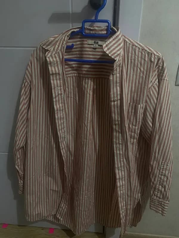 1. Рубашка Uniqlo, XS, но оверсайз — Тбилиси — 30 ₾