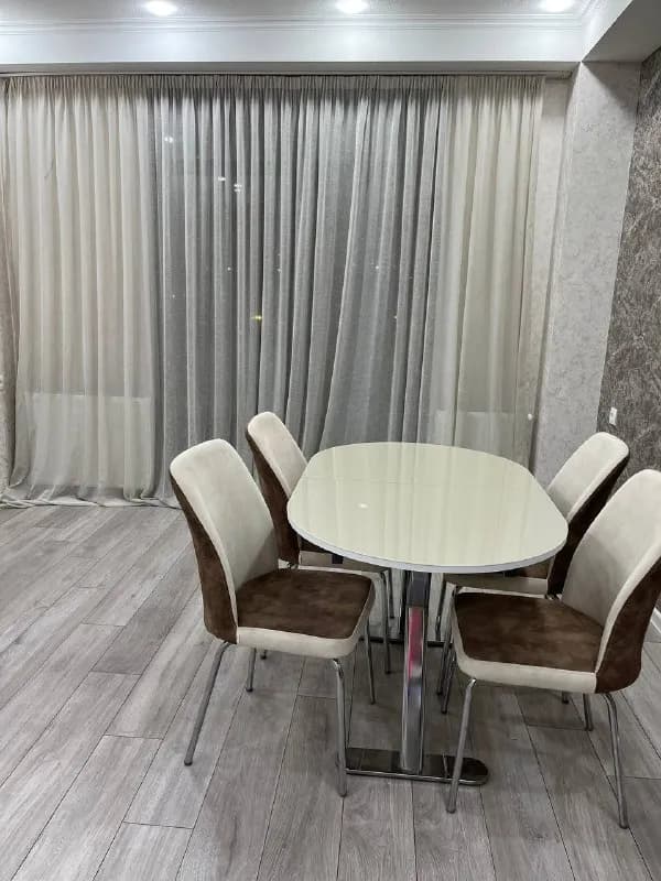 1. стол и 4 стула — Тбилиси — 250 ₾