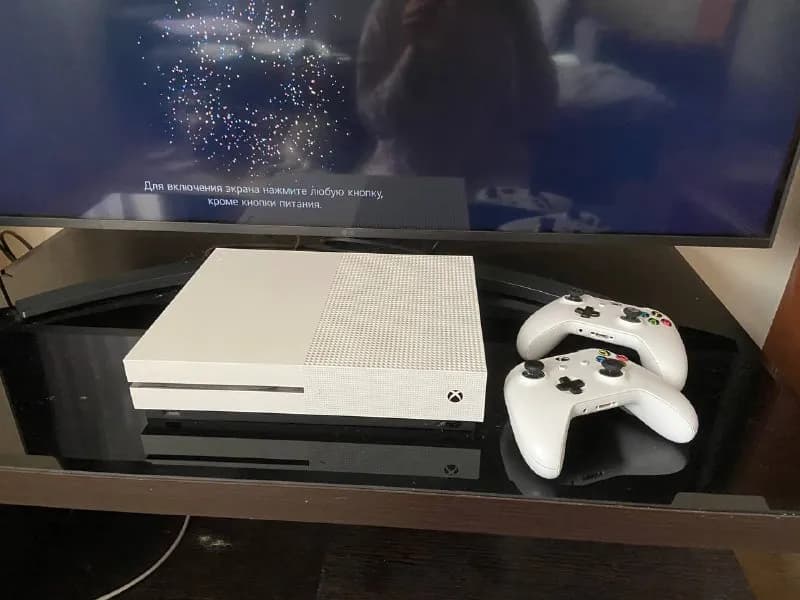 Xbox One S 1TB с двумя геймпадами — Тбилиси — 500 ₾