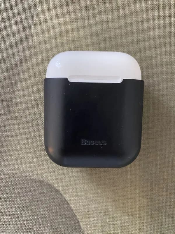 AirPods 1 поколения, оригинал, сам бокс немного покоцаный, но под кейсом этого не видно, наушники в — Тбилиси — 150 ₾