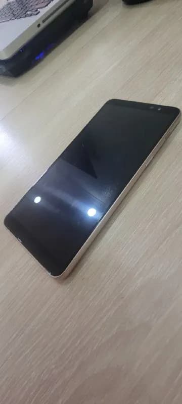 Samsung galaxy A8+, синий 32гб, 2 сим, слот карты памяти, треснуто стекло задней панели, в остальном — Тбилиси — 180 ₾