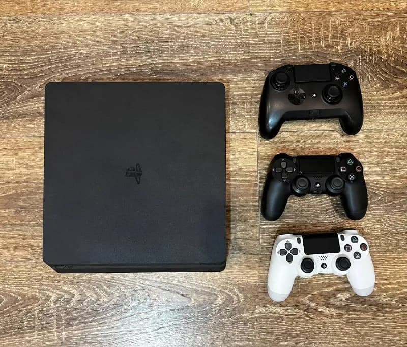 Playstation 4 + 3 джойстика и куча игр — Тбилиси — 650 ₾