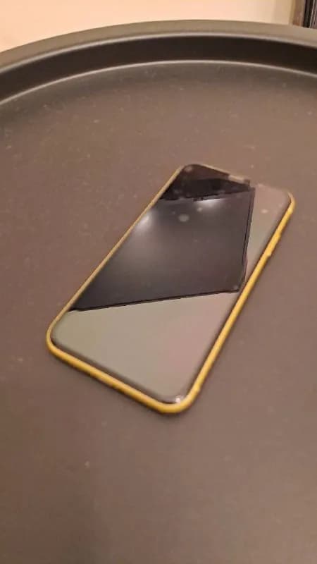 IPhone 11. 64 gb. В комплекте быстрая зарядка. Состояние хорошее, есть малые царапины на корпусе. — Тбилиси