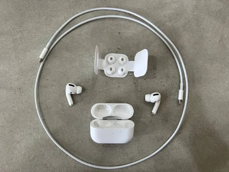 AirPods Pro 1-го поколения. Наушники покупались примерно 1,5 года назад. Заряд держат хорошо. В комп — Тбилиси — 320 ₾