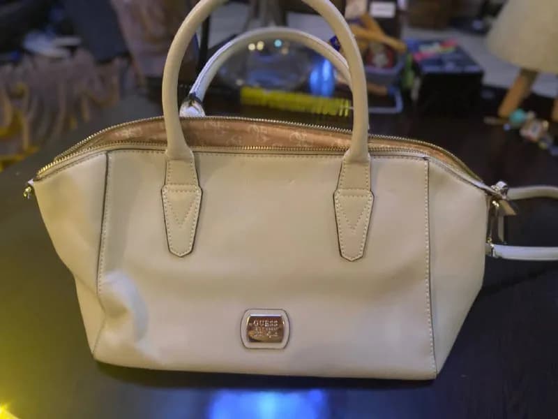 GUESS (оригинал, есть небольшие царапины от кошки — маленькие, не глубокие, почти не видны) — 200ge — Тбилиси — 200 ₾