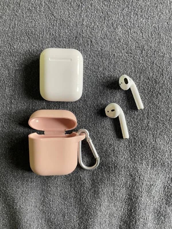 AirPods 2, покупались в 2019 году, заряд держат долго, оба наушника стали тише играть, есть цара — Тбилиси — 120 ₾