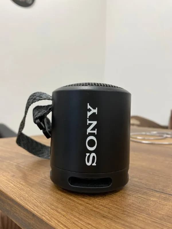 Sony. Работает прекрасно, в комплекте кабель дл зарядки. Забрать можно У метро Площадь Свободы или А — Тбилиси — 70 ₾