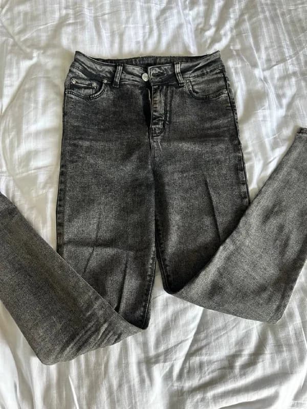 Zara 1. Джинсы серые — 25 лари 2. Джинсы синие — 35 лари. 3. Платье зеленый цветочек — 60 лари. 4. — Тбилиси — 25 ₾