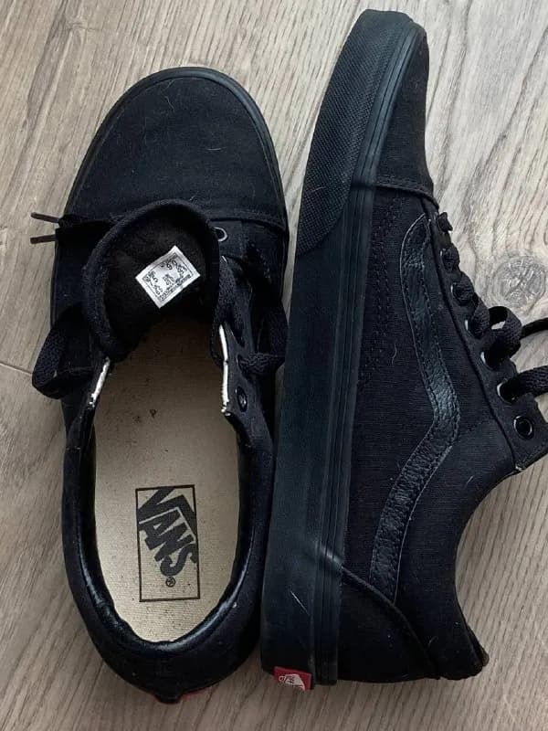 41—42 size •35₾ 👟кеды Adidas 41-42 size •50₾ 👟кеды VANS (новые) 40 size •100₾ — Тбилиси — 35 ₾