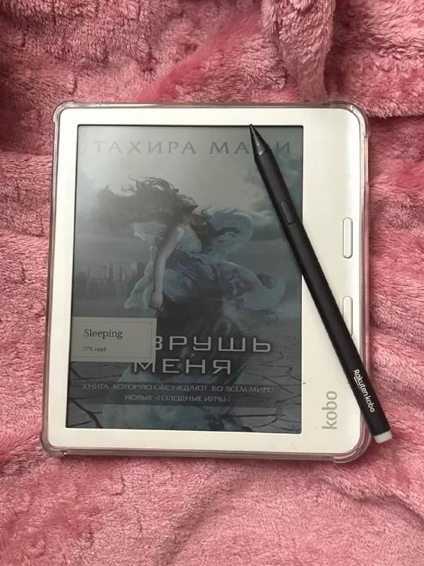 kobo libra colour, вместе с ручкой и чехлом Burberry. Так же к нему идет прозрачный чехол. — Тбилиси — 1 000 ₾