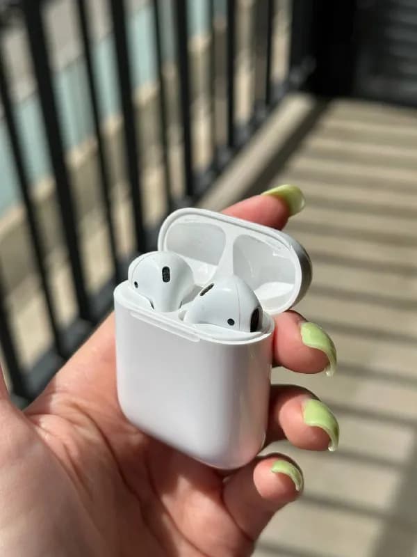 Apple AirPods 2 в очень хорошем состоянии, носился в чехле. На крышке кейса небольшой скол (видно на — Тбилиси — 200 ₾