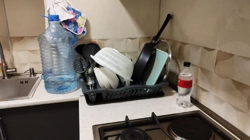5 тарелок и 5 кружек, ложки вилки, поварешка, лопатка для антипригарной посуды, пельменица, ножик, набо — Тбилиси — 30 ₾