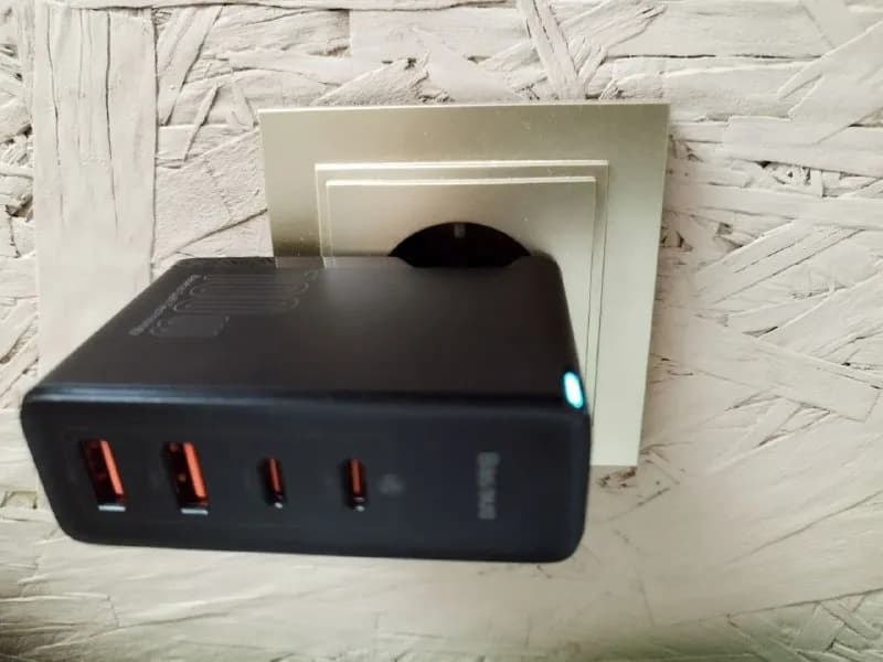 Baseus, а именно мультипротокольная зарядка с 4 портами (2 usb-c, 2 usb-a) выполненная по GAN технол — Тбилиси — 133 ₾