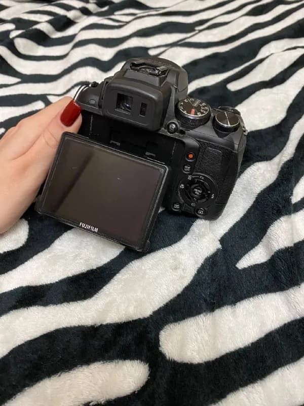 FUJIFILM, так как не пользуюсь и стоит пылится. Всегда был в защитной плёнке. Работает прекрасно. Да — Тбилиси — 300 ₾