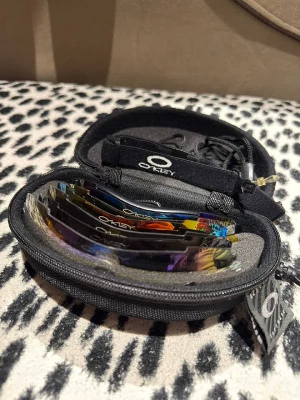 Oakley в отличном состоянии. В комплекте жесткий фирменный кейс, несколько сменных линз для разных у — Батуми — 900 ₾