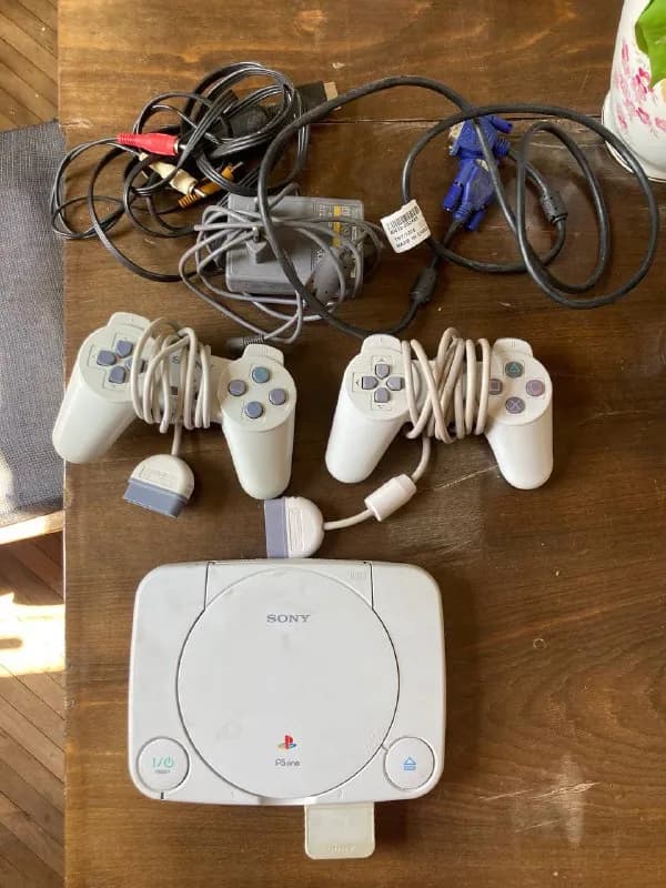 Sony Playstation 1, в комплекте два геймпада, карта памяти, блок, всевозможные провода для подключен — Тбилиси — 100 $