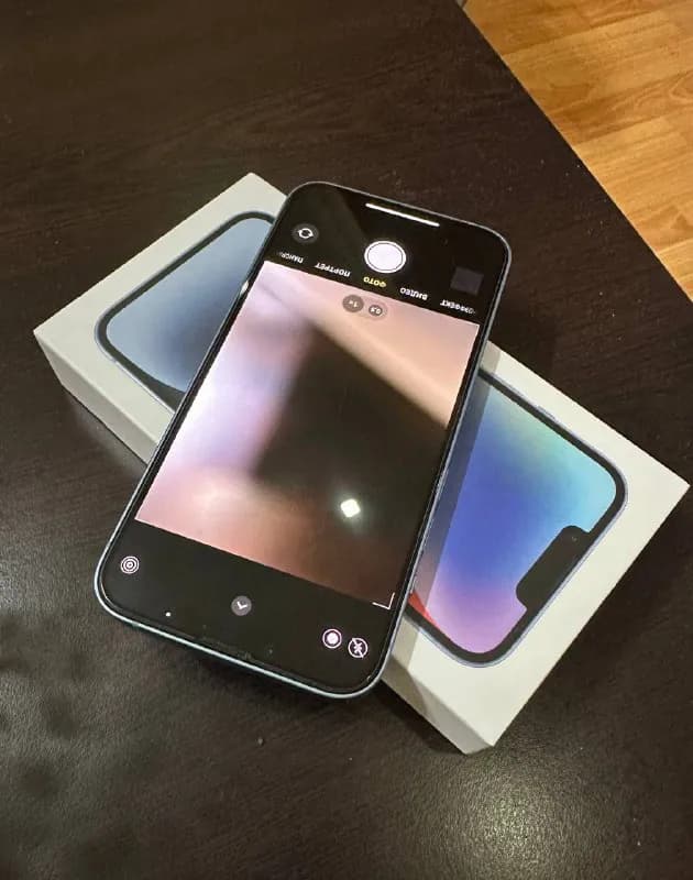 iPhone 14 128 GB, АКБ 100%, полный комплект, нюанс на фото, царапина на экране, сейчас стоит защитно — Тбилиси — 2 000 ₾