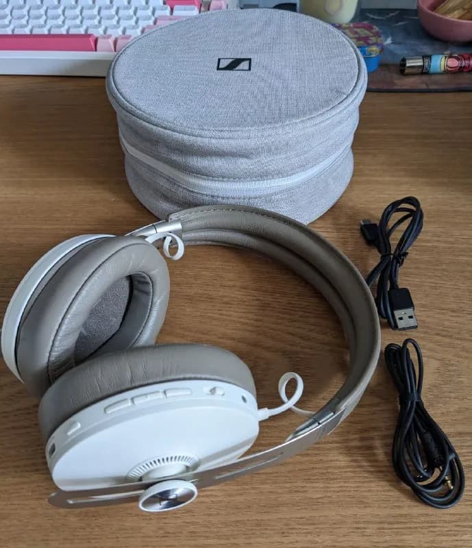 Sennheiser Momentum 3 (M3AEBTXL) в отличном состоянии, чехол и провода в комплекте. Покупал новые по — Тбилиси — 600 ₾