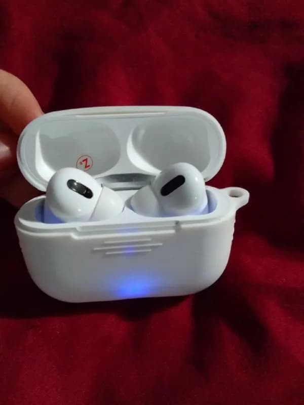 40 лар наушники Airpods Pro 2 копия, держат заряд на весь день, кейс держит заряд 2-3 раза, играют очен — Тбилиси — 40 ₾