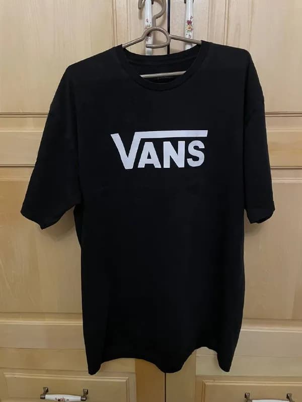 1. Продаю футболку классическую Vans. Состояние 9/10, размер XL. 100% хлопок. Цена-40 GEL. Made in G — Тбилиси — 40 ₾