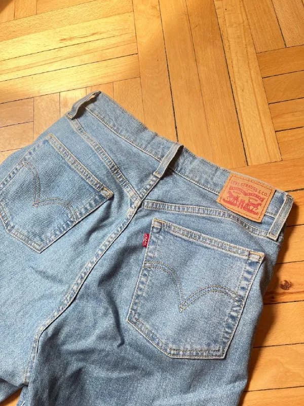 Levi’s размер 30. Варёнки, mom jeans — высокая посадка, форма бананов, унисекс. Джинсы средней плотн — Тбилиси — 60 ₾