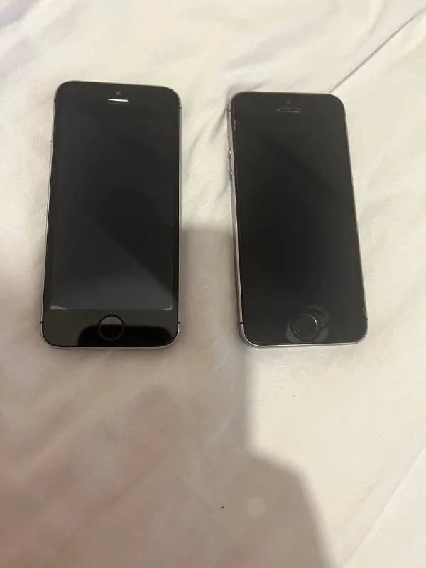 2 iPhone 5 (работает экран только, если держать в руке) и 5se (не работает, на запчасти). — Тбилиси — 100 ₾