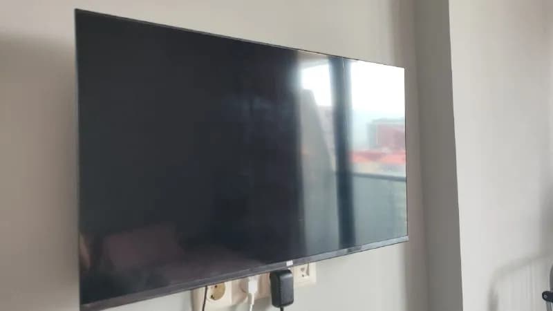 1) Телевизор с кронштейном bbs led tv 32bs8000: 32 дюйма, Smart TV, android 11, встроенный браузер, — Батуми — 200 ₾