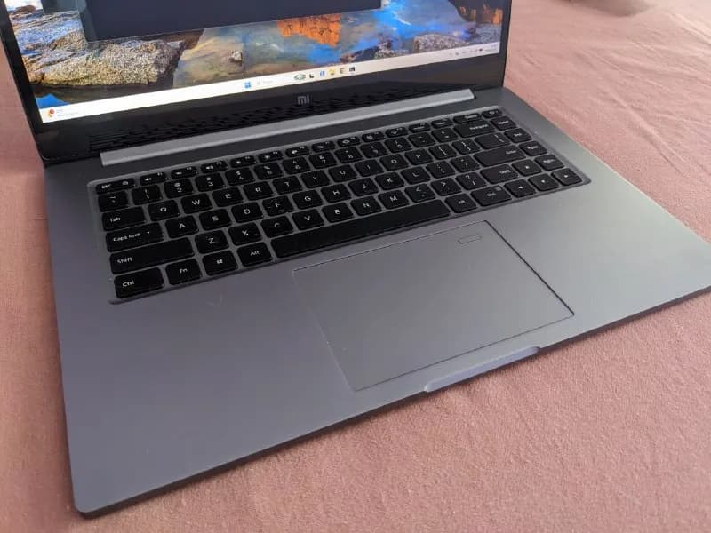 Mi Notebook Pro 15.6 темно-серый строгий алюминиевый корпус, глянцевый экран, закрытый защитным стек — Батуми — 1 400 ₾
