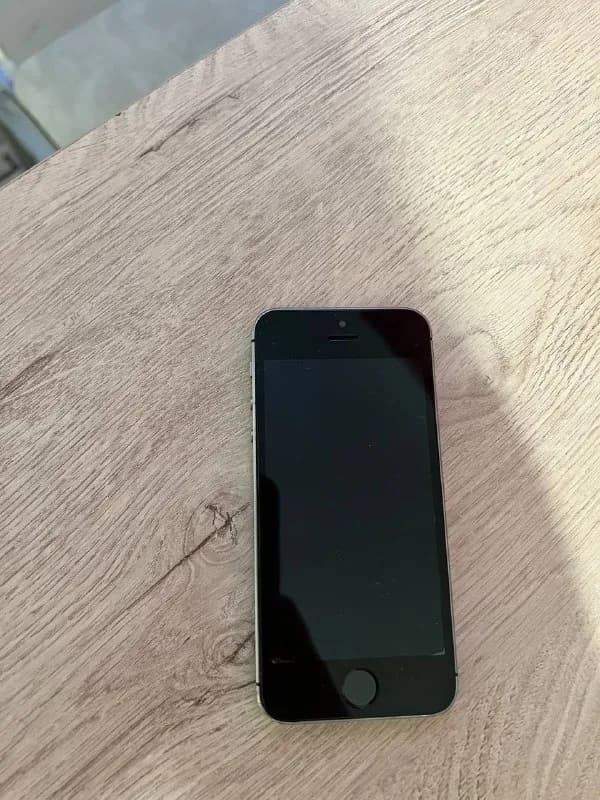 iPhone 5, проблема с экраном, работает только, если держать телефон в руке. 70 лари, забрать можно у — Тбилиси — 70 ₾