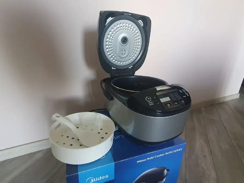 Midea. Покупали пару месяцев назад, пользовались пару раз. Уезжаем из Тбилиси, поэтому продаём. Поку — Тбилиси