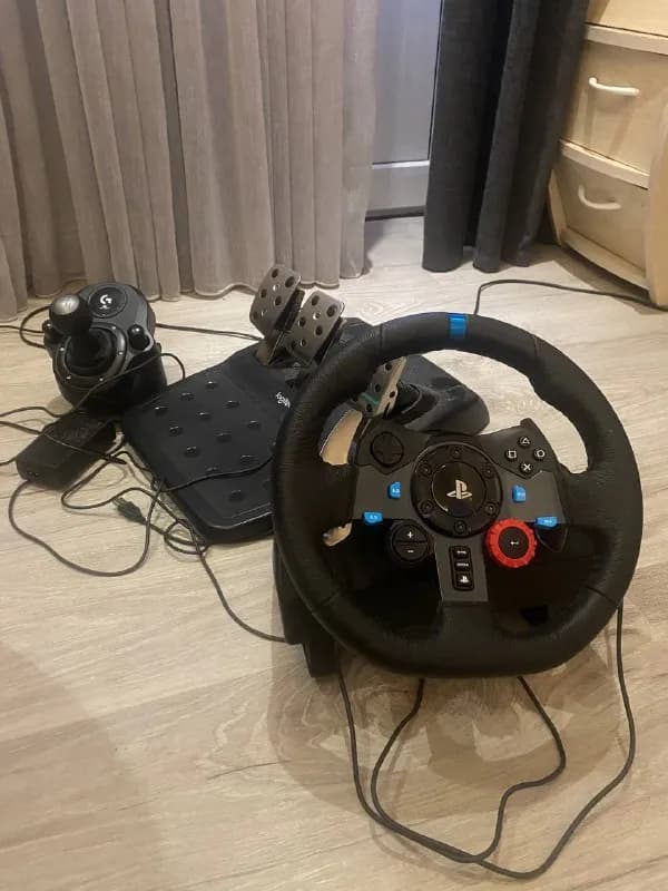 Logitech G29. В наличии и блок питания от него. Все в прекрасном состоянии, могу отдать и коробки. Ц — Тбилиси — 1200 ₾