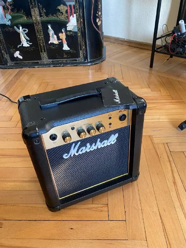 Marshall MG10. Практически новый, максимум 10 часов работы. Коробка, документы 280 лари — Тбилиси — 280 ₾