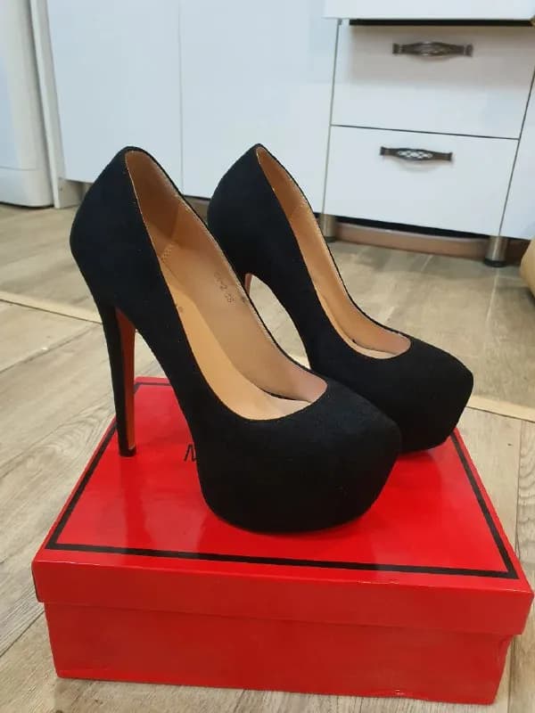 High heels, высота каблука — 12 см, размер туфлей — 38, цена — 120 лари. В идеальном состоянии, наде — Тбилиси — 120 ₾
