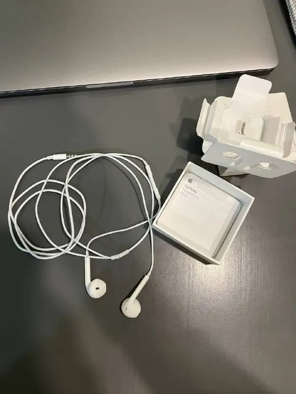 EarPods. Купил сегодня в ispace, не подошел стандарт распиновки разъема чтобы подключить к xbox, буд — Тбилиси — 60 ₾