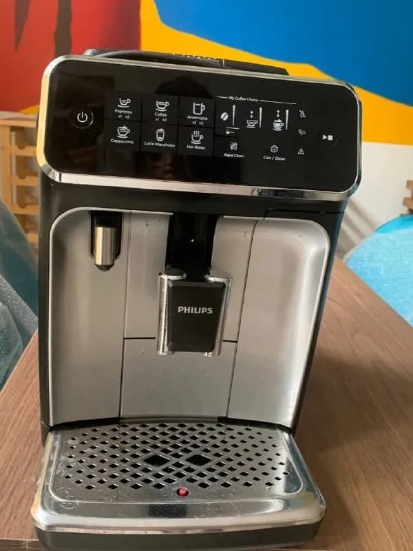 Philips. Автоматический помол зерен, возможность засыпать уже молотый кофе, делает американо, капуч — Тбилиси — 1000 ₾