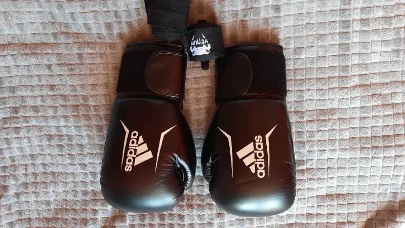 Adidas Speed 50, оригинал. Вес 10 oz. Отличное состояние, почти не пользовался. — Тбилиси — 60 ₾