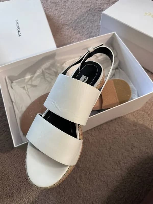 Сандалии Balenciaga новые с коробкой и пыльником, размер 38 — Батуми — 150 $