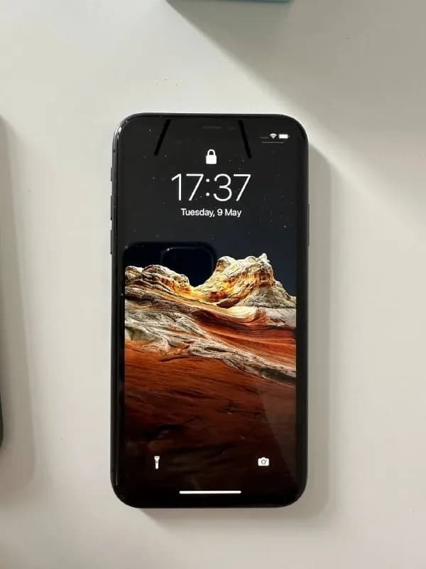 iPhone 11 (128gb) c шнуром и переходником. Коробка с доками есть, но привезут через полтора месяца. — Тбилиси — 1 000 ₾